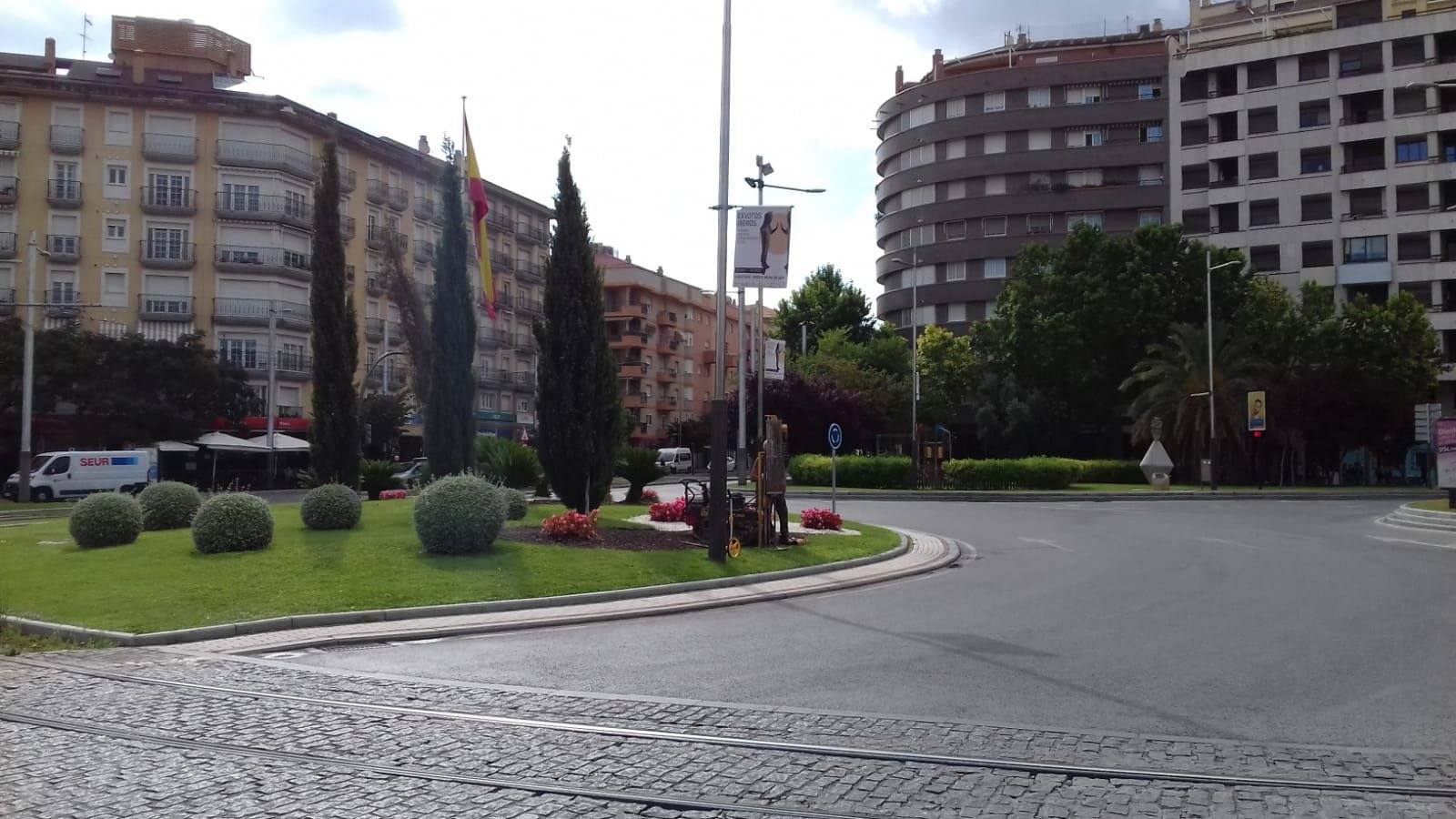 Glorieta de la plaza Jaén por la Paz, con los carriles del tranvía embebidos en el adoquinado en primer plano y edificios de viviendas al fondo.