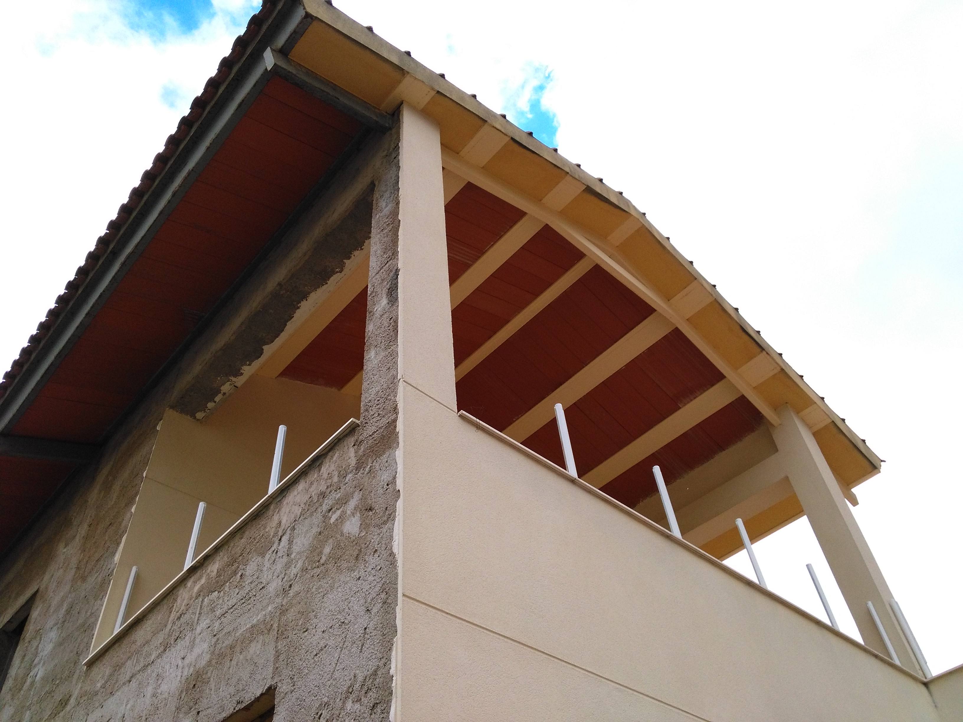 Alero de madera y faldón de cubierta del Portalón de Jabalcuz durante la rehabilitación, visto desde abajo.