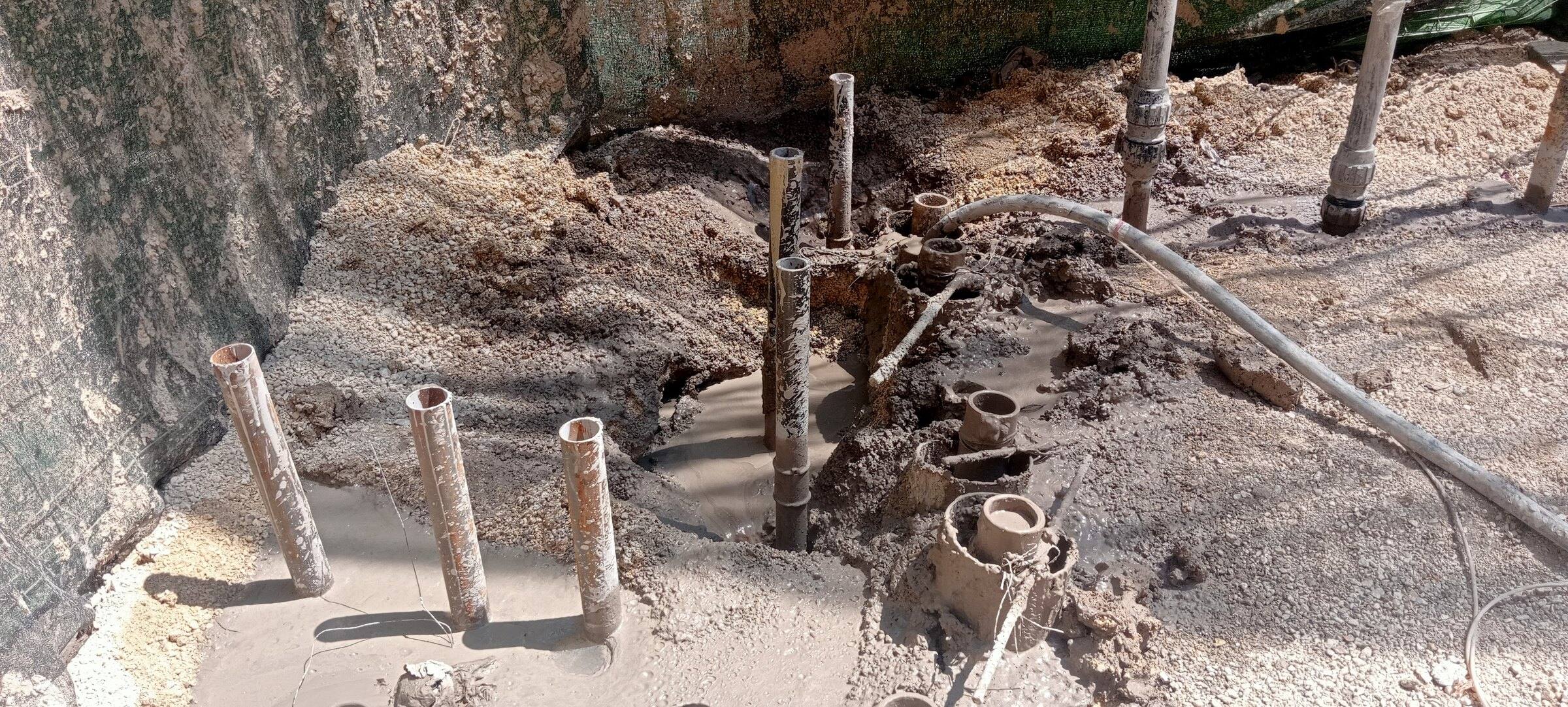 Cabezas de micropilotes de acero sobresaliendo del terreno al inicio de la excavación.