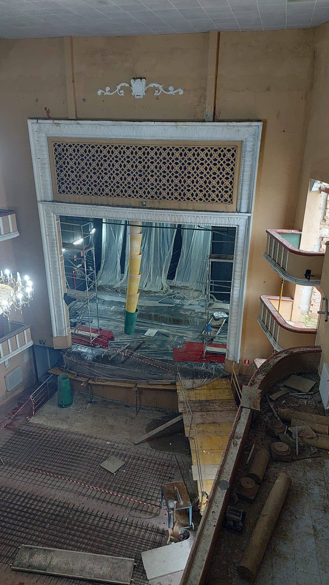 Sala del Teatro Ideal Cinema vista desde el anfiteatro, con restos del falso techo caídos sobre el patio de butacas y los palcos laterales.