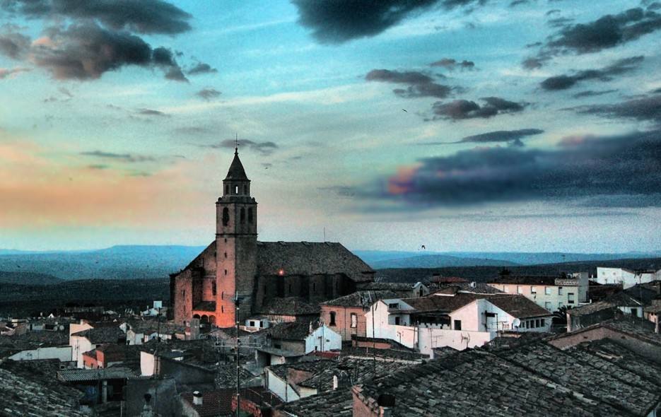 Vista panorámica de Villacarrillo al atardecer con la iglesia de la Asunción.